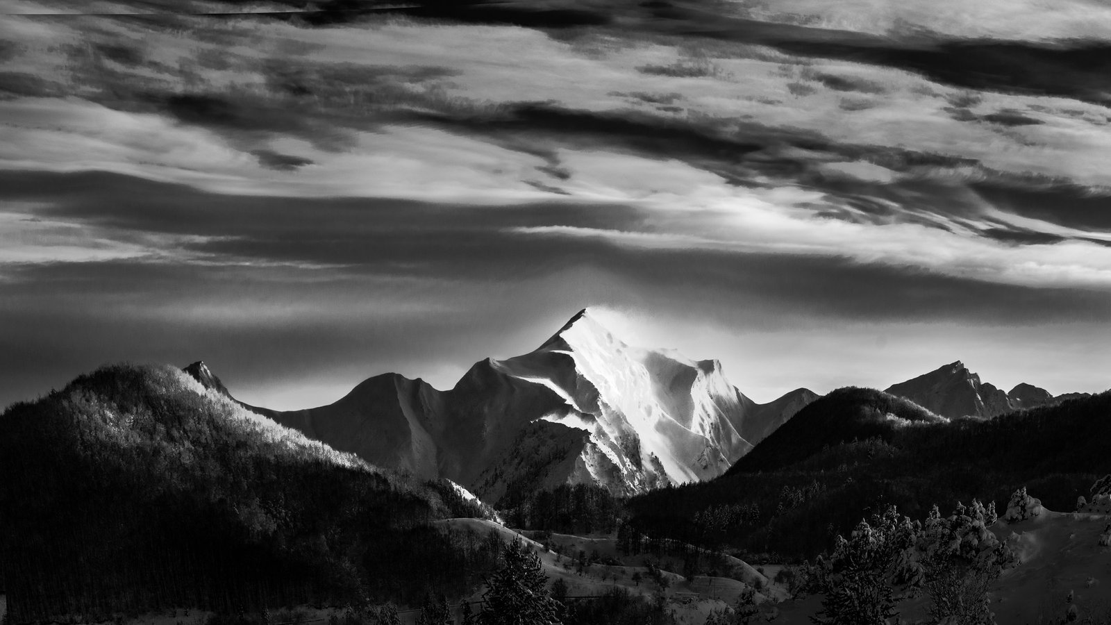 _DSC4095-Edit Black and white panoramic landscape with dramatic light on mountain ridge